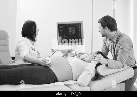 Monochrom erschossen von einem Liebespaar schwanger im Krankenhaus Stockfoto