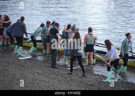 London, UK. 2. April 2017. Das Finish The Boat Race 2017 sieht Frauen und Oxford Cambridge der Männer gewann das historische Rennen mit den folgenden Feierlichkeiten. Bildnachweis: Alberto Pezzali/Pacific Press/Alamy Live-Nachrichten Stockfoto