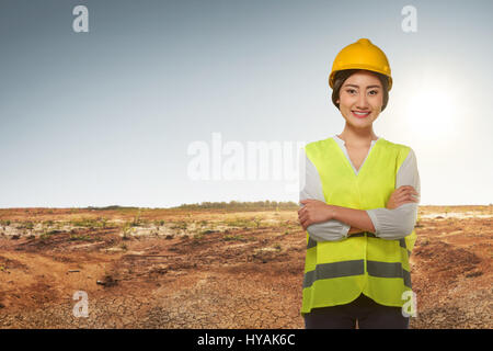 Junge asiatische Ingenieur Frau mit Warnweste auf Bau Feld Hintergrund Stockfoto