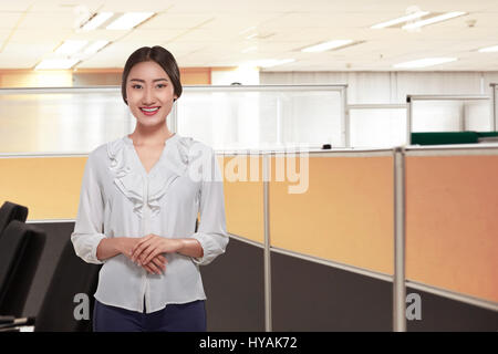 Schöne asiatische Geschäftsfrau stehend mit gefalteten Arm auf das Amt Stockfoto