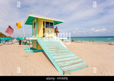 Hollywood Beach, Fl, USA - 13. März 2017: Bunte Rettungsschwimmer-Turm am Hollywood Strand an einem sonnigen Tag im März. Florida, United States Stockfoto