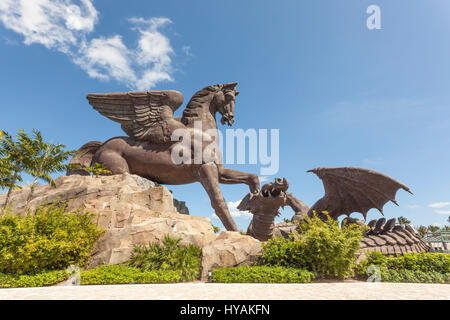 HALLANDALE BEACH, USA - 11. März 2017: Statue von Pegasus in Gulfstream Park einen Drachen zu besiegen. Hallandale Beach, Florida, Vereinigte Staaten von Amerika Stockfoto