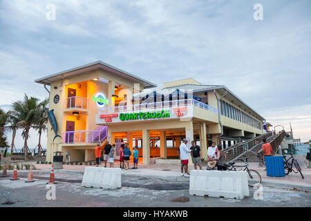 Dania Beach, Fl, USA - 13. März 2017: Restaurant und Geschäfte auf dem Dania Beach Fishing Pier in Hollywood. Florida, United States Stockfoto