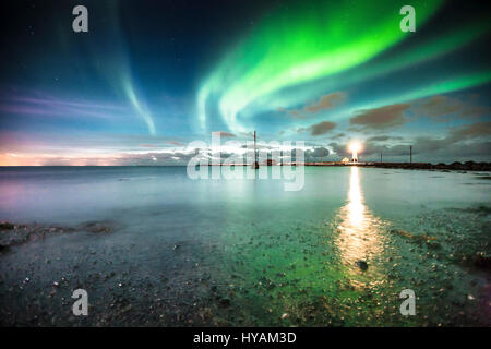 KEFLAVIK, Island: Ein Polarlicht ist Spiegelbild im ruhigen Wasser. AURORA Reflexionen pack zweimal den Stempel der Natur spektakuläre Lightshow. Tanz in den Himmel kaleidoskopischen Farben der isländischen Aurora, auch genannt das Nordlicht in das darunterliegende Wasser reflektiert sehen. Wie eine optische Täuschung in einigen Szenen ist es schwierig zu sagen, wo die Lichter und die Reflexionen beginnt. Fotograf Oli Haukur (33) hat die Erfassung der Lichter vor der Kamera genommen in Keflavik, Island und erklärte seine Faszination für das Wunder. Stockfoto