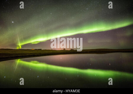 KEFLAVIK, Island: Ein Polarlicht ist Spiegelbild im ruhigen Wasser. AURORA Reflexionen pack zweimal den Stempel der Natur spektakuläre Lightshow. Tanz in den Himmel kaleidoskopischen Farben der isländischen Aurora, auch genannt das Nordlicht in das darunterliegende Wasser reflektiert sehen. Wie eine optische Täuschung in einigen Szenen ist es schwierig zu sagen, wo die Lichter und die Reflexionen beginnt. Fotograf Oli Haukur (33) hat die Erfassung der Lichter vor der Kamera genommen in Keflavik, Island und erklärte seine Faszination für das Wunder. Stockfoto