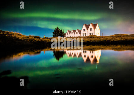 KEFLAVIK, Island: Ein Polarlicht ist Spiegelbild im ruhigen Wasser. AURORA Reflexionen pack zweimal den Stempel der Natur spektakuläre Lightshow. Tanz in den Himmel kaleidoskopischen Farben der isländischen Aurora, auch genannt das Nordlicht in das darunterliegende Wasser reflektiert sehen. Wie eine optische Täuschung in einigen Szenen ist es schwierig zu sagen, wo die Lichter und die Reflexionen beginnt. Fotograf Oli Haukur (33) hat die Erfassung der Lichter vor der Kamera genommen in Keflavik, Island und erklärte seine Faszination für das Wunder. Stockfoto