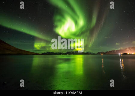 KEFLAVIK, Island: Ein Polarlicht ist Spiegelbild im ruhigen Wasser. AURORA Reflexionen pack zweimal den Stempel der Natur spektakuläre Lightshow. Tanz in den Himmel kaleidoskopischen Farben der isländischen Aurora, auch genannt das Nordlicht in das darunterliegende Wasser reflektiert sehen. Wie eine optische Täuschung in einigen Szenen ist es schwierig zu sagen, wo die Lichter und die Reflexionen beginnt. Fotograf Oli Haukur (33) hat die Erfassung der Lichter vor der Kamera genommen in Keflavik, Island und erklärte seine Faszination für das Wunder. Stockfoto