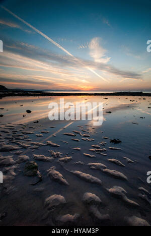 KILVE Strand, SOMERSET, Großbritannien: Der Sonnenaufgang ist perfekt auf dem ruhigen Wasser des Strandes reflektiert werden.  Großbritannien spiegelte Seen von sales Manager in den Farben des Herbstes eingefangen sah noch nie so atemberaubend. Von die Sonne über dem See in Wiltshire Stourhead Gardens Dämmerung über Wimbleball See in Exmoor, Somerset diese Bilder zeigt nur, wie schön der letzten Atemzug des Herbstes Sonnenschein ist vor die gemeldeten Regen aufgrund ankommen –. Sales Manager Bob Klein (45) aus Stogursey, Somerset verbringt seine Freizeit Reisen bis zu 200 Meilen von zu Hause in England und Wales zu erfassen sein sehr sein Stockfoto