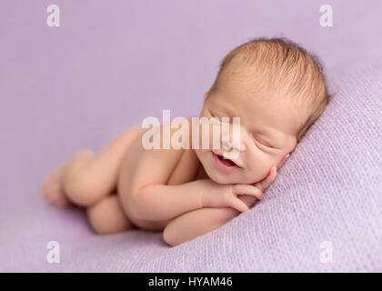 LONDON, UK: Glückliche britische Babys konnte keinen niedlicher bekommen. Bilder zeigen wie ins Frühjahr Neugeborenen im Alter von nur zehn Tage alten reagieren mit einem Lächeln und kichern, das härteste Herz schmelzen. In einem anderen Bild kann keine treuen Mutter widerstehen, geben ihrem kleinen Engel eine liebevolle Pressung. Londoner Baby Fotograf Sandi Ford veröffentlicht die Bilder um den Muttertag und die Ankunft des Frühlings zu feiern. Stockfoto