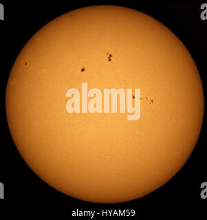 Die Sonne mit Sonnenflecken. Genießen Sie Ihre Augen auf die unglaubliche Bilder von 50 Millionen Lichtjahre entfernt alle genommen in einem bescheidenen städtischen Northamptonshire Hofblick. Bilder zeigen die bunten Objekt außerhalb unseres Sonnensystems wie die atemberaubenden Orion-Nebel und die hochkarätig besetzte Andromeda-Galaxie, als-auch close-up Features unseres Planeten Nachbarn wie die riesige Flecken auf der Oberfläche der Sonne und sogar vorbei Komet Lovejoy. Ingenieur Mike Greenham (44) aus Wellingborough in Northamptonshire verbrachte die letzten fünf Jahre widmet seine Freizeit auf seinem Hobby Astro-Fotografie, die er sich stützt Stockfoto