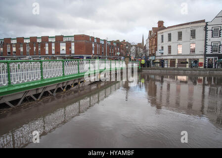 BRIDGEWATER, UK: Frühling hat die Straßen dieser britischen Marktstadt mit den Wassern des Rover in der Nähe von platzen fast überschwemmt. Nach Großbritannien durch Regen über das Wochenende geschlagen wurde, zeigen Bilder von der Eisenbrücke in der Mitte der Stadt wie der Fluss ist in der Nähe von den umliegenden Straßen übergreifen. Die Stadt machte nationale Schlagzeilen nach schweren Überschwemmungen in 2011 und 2014 eine Gezeiten Flut als Teil einer £ 100 installiert wurde plan zur Bekämpfung der Überschwemmungen und schützen Häuser und Geschäfte in den Somerset Levels. Stockfoto