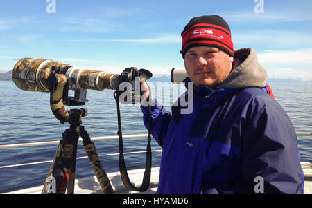 FLORIDA / USA: Fotograf Graham McGeorge. Ein britischer Fotograf erobert geschickt diese TWOO Meister der Täuschung, der seine Familie in der Höhlung eines Baumes versteckt. Bilder zeigen wie diese wilden Osten Käuzchen nutzt die Kraft der Tarnung zu schützen sein Zuhause und seine Beute zu seiner Familie von drei Nestlingszeit füttern zu überfallen als Eule, die Babys bekannt sind, die entdeckt werden kann, tauchen ihre Köpfe, ihre Eltern sind auf der Jagd. Sanitär-Vorarbeiter Graham McGeorge (43) verbrachte ursprünglich von Dumfries in Schottland, den letzten zwei Jahren seine neue Heimat Bundesstaat Florida, USA auf einer Mission, diese Aufnahmen zu erkunden Stockfoto