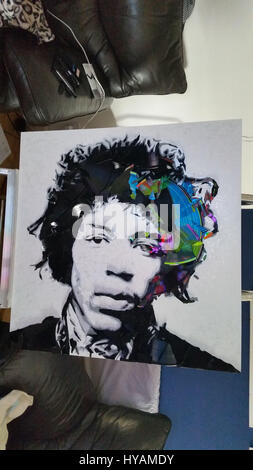 LONDON, UK: Jimi Hendrix. SIE werden in einem Spin über diese Ikone £1.200 Porträts, die komplett aus gebrochenen Datensätze immer. Die einzelnen Werke von einem britischen Künstler, die jeweils bis zu 50 Stunden dauern aus sechs Datensätze sorgfältig zusammengesetzt werden enthält Sänger wie Amy Winehouse, John Lennon und Jimi Hendrix sowie andere kulturelle Figuren wie Model Kate Moss und legendäre Schauspielerin Marilyn Monroe. Tischler Billy Norman (40) auch bekannt als der Künstler Swilfa, schuf die sensationelle Galerie 20 gebrochen Rekord-Porträts, die er aus in seiner Londoner Wohnung mit mehrfarbigen LEDs leuchtet. Stockfoto