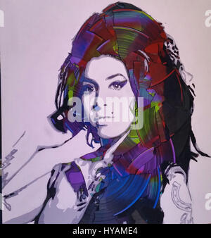 LONDON, UK: Amy Winehouse mit LEDs. SIE werden in einem Spin über diese Ikone £1.200 Porträts, die komplett aus gebrochenen Datensätze immer. Die einzelnen Werke von einem britischen Künstler, die jeweils bis zu 50 Stunden dauern aus sechs Datensätze sorgfältig zusammengesetzt werden enthält Sänger wie Amy Winehouse, John Lennon und Jimi Hendrix sowie andere kulturelle Figuren wie Model Kate Moss und legendäre Schauspielerin Marilyn Monroe. Tischler Billy Norman (40) auch bekannt als der Künstler Swilfa, schuf die sensationelle Galerie 20 gebrochen Rekord-Porträts, die er mit mehrfarbigen LEDs alles aus in seinem Londoner leuchtet Stockfoto