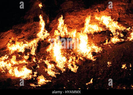 DERWEZE, TURKMENISTAN: Flammen am Tor zur Hölle. Diese britische Flitterwochen gezogen buchstäblich gegenseitig zur Hölle. Ingenieur Neil (34) und seine Braut Helen Melville-Kenney (36) nahm, als sie beschlossen, ihre neue Ehe zu feiern, fährt man 3.000 Meilen aus dem Vereinigten Königreich nach dem wirklichen Leben 230-Füße weit vom Menschen verursachten Krater in den Flitterwochen in einem heißen Ort zum nächsten Level. Sie fuhren in einem Fiat Panda namens Charlie. Bei der Ankunft ist das glückliche Paar ersichtlich, flamin' viel Spaß, mit anderen Besuchern zum Derweze Gas Krater, bekannt als das Tor zur Hölle in Turkmenistan. Stockfoto