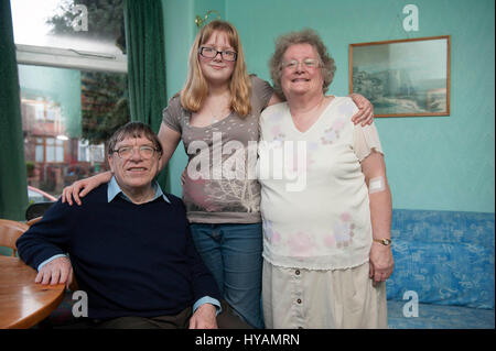 MANCHESTER, UK: Faceblind Opa Malcolm Cowen kann nicht einmal sagen, die Mitglieder seiner Familie auseinander. Diese stolze Großvater liebt seine Familie mit seinem ganzen Herzen – doch wenn er ihnen auf der Straße stieß, die er sie wie fremde führen würde. Computer-Programmierer Malcolm Cowen (67) aus Manchester geboren mit einer seltenen prosopagnosie – oder "Gesicht-Blindheit" genannt, da es häufiger bekannt ist. Dies bedeutet, dass er Gesichter – nicht seine Frau, Familie, Freunde, Promis oder sogar sein eigenes Gesicht im Spiegel erkennen kann. Doch Malcolm versucht, auf jede mögliche Ungeschicklichkeit mit gutem Humor nehmen und hat spe Stockfoto