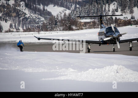 ENGADIN AIRPORT, Schweiz: Eine britische Snowboarder erreicht Geschwindigkeiten von 78 Meilen pro Stunde und wurde die erste Person zum snowboard Weile von einem kommerziellen Flugzeug geschleppt werden. Waghalsige Jamie Barrow (22) von der britischen Snowboard Cross Team ist Großbritanniens am schnellsten Snowboarder und unglaubliche Stunts durch Erhängen von der Tragfläche eines Flugzeugs Engadin Airport in der Schweiz abgeschlossen. Bilder zeigen wie Jamie gekonnt auf den verschneiten Rand der Start-und Landebahn, trotz der hektischen Tempo erklettert, die das Flugzeug unterwegs war. Stockfoto