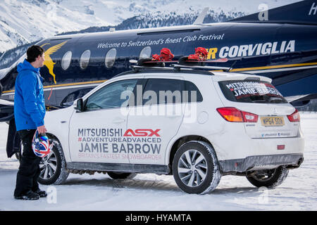 ENGADIN AIRPORT, Schweiz: Eine britische Snowboarder erreicht Geschwindigkeiten von 78 Meilen pro Stunde und wurde die erste Person zum snowboard Weile von einem kommerziellen Flugzeug geschleppt werden. Waghalsige Jamie Barrow (22) von der britischen Snowboard Cross Team ist Großbritanniens am schnellsten Snowboarder und unglaubliche Stunts durch Erhängen von der Tragfläche eines Flugzeugs Engadin Airport in der Schweiz abgeschlossen. Bilder zeigen wie Jamie gekonnt auf den verschneiten Rand der Start-und Landebahn, trotz der hektischen Tempo erklettert, die das Flugzeug unterwegs war. Stockfoto