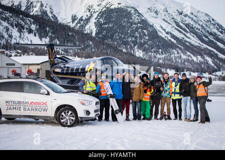 ENGADIN AIRPORT, Schweiz: Eine britische Snowboarder erreicht Geschwindigkeiten von 78 Meilen pro Stunde und wurde die erste Person zum snowboard Weile von einem kommerziellen Flugzeug geschleppt werden. Waghalsige Jamie Barrow (22) von der britischen Snowboard Cross Team ist Großbritanniens am schnellsten Snowboarder und unglaubliche Stunts durch Erhängen von der Tragfläche eines Flugzeugs Engadin Airport in der Schweiz abgeschlossen. Bilder zeigen wie Jamie gekonnt auf den verschneiten Rand der Start-und Landebahn, trotz der hektischen Tempo erklettert, die das Flugzeug unterwegs war. Stockfoto