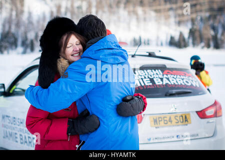 ENGADIN AIRPORT, Schweiz: Eine britische Snowboarder erreicht Geschwindigkeiten von 78 Meilen pro Stunde und wurde die erste Person zum snowboard Weile von einem kommerziellen Flugzeug geschleppt werden. Waghalsige Jamie Barrow (22) von der britischen Snowboard Cross Team ist Großbritanniens am schnellsten Snowboarder und unglaubliche Stunts durch Erhängen von der Tragfläche eines Flugzeugs Engadin Airport in der Schweiz abgeschlossen. Bilder zeigen wie Jamie gekonnt auf den verschneiten Rand der Start-und Landebahn, trotz der hektischen Tempo erklettert, die das Flugzeug unterwegs war. Stockfoto