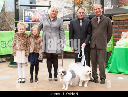 Brindley Place, Birmingham: Von links nach rechts, Beccy Haywood halten Hund Rufus und ihre zwei Dauthers, Miteigentümer George Michael und Graham Riley hält seinen Hund Lady. Eine DOGGY Hochzeit könnte die meisten Wirbelwind noch als ehemalige lonely-hearts Rufus und Lady erhalten hitched nach dating für nur drei Wochen. Bilder zeigen wie Liebe-Up Bichon Frise Lady (3) und Cavachon Rufus (2) wurden von ihren Besitzern den Gang ging und wurden zur Freude der 60 Menschen und Hunde Hochzeitsgäste verheiratet. Trotz der Geschwindigkeit ihrer Beziehung konnte nicht die Einstellung romantischer – mit Großbritanniens nur Haustier Registrar Ann C sein. Stockfoto