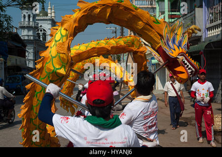 31.01.2017, mawlamyine, Republik der Union Myanmar, Asien - eine Dragon dance Gruppe während der Feiern zum chinesischen Neujahrsfest. Stockfoto