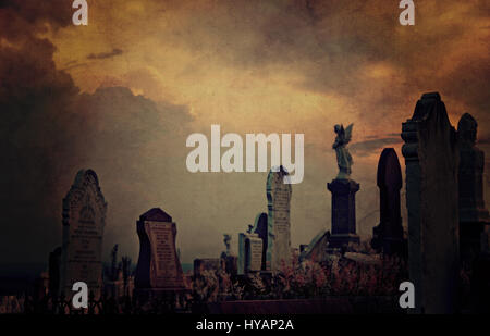 Gotische Friedhof Landschaft in der Dämmerung mit alten Grabsteinen und Engel unter einem dramatischen, hellen Himmel. Vintage Grunge strukturiertes Bild. Selektiven Fokus. Stockfoto