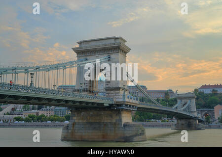 Szechenyi Brücke verbindet Buda mit Pest an der Donau gelegen ist. Stockfoto