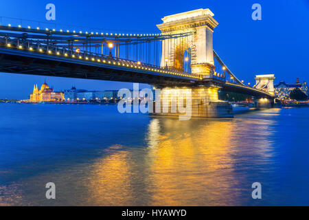 Szechenyi Brücke verbindet Buda mit Pest an der Donau gelegen ist. Stockfoto