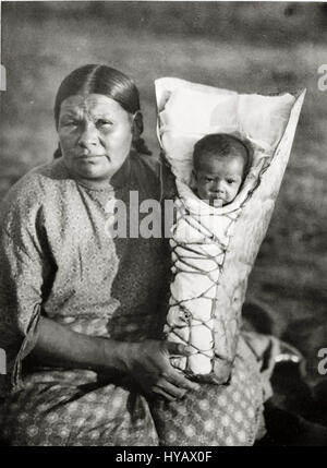 Edward S. Curtis war ein renommierter amerikanischer Fotograf, der für seine Arbeiten zur Dokumentation der indianischen Kulturen bekannt war. Seine Sammlung erfasst das Leben, die Traditionen und die Lebensumstände verschiedener indigener Gruppen in den Vereinigten Staaten im frühen 20. Jahrhundert. Stockfoto