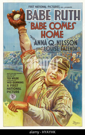 Das Poster des Films „Babe Comes Home“ aus dem Jahr 1927 zeigt ein ikonisches Bild einer jungen Frau, das den unbeschwerten und komödiantischen Ton des Films einfängt. Der Film war Teil der amerikanischen Kinozeit des frühen 20. Jahrhunderts. Stockfoto