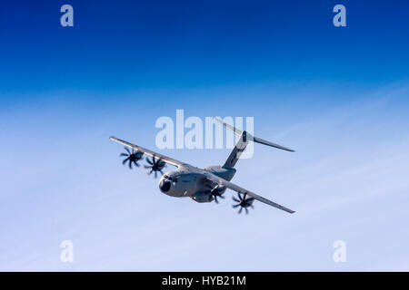 Airbus A400M Atlas im Flug am 19. Juli 2010 in der Nähe von Farnborough, Hampshire, UK Stockfoto