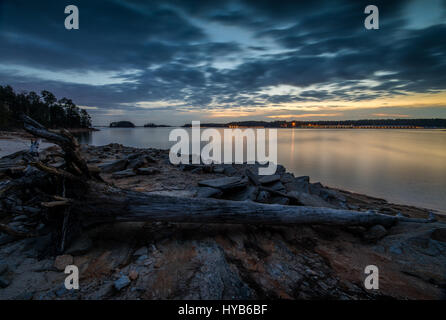 Dies ist ein Bild im Mountain View Park am Lake Lanier bei Sonnenuntergang aufgenommen.  Mountain View Park befindet sich in der Nähe von Gainesville, GA am Lake Lanier.  Wenn das Wasser niedrig ist, ist es einer meiner liebsten Orte Lanier zu schießen.  Es ist sehr beliebt bei Hausbank Fischer, da es einen schönen einsamen Strand, Fisch hat. Stockfoto