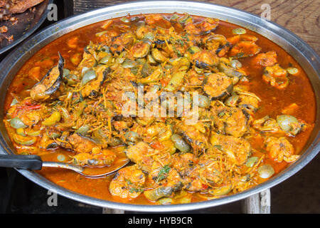 Eine Pfanne mit rotem Curry zum Verkauf auf einer street Food stall n Khlong Toei Bangkok. Stockfoto