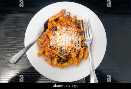 Penne Rigate Nudeln mit Thunfisch, Oliven, Tomatensauce und Parmesan Stockfoto