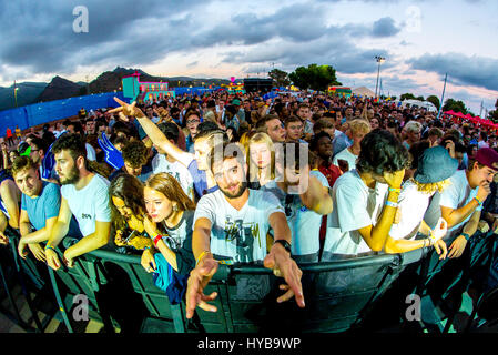 BENICASSIM, Spanien - 14 JUL: Das Publikum in einem Konzert am FIB Festival am 14. Juli 2016 in Benicassim, Spanien. Stockfoto