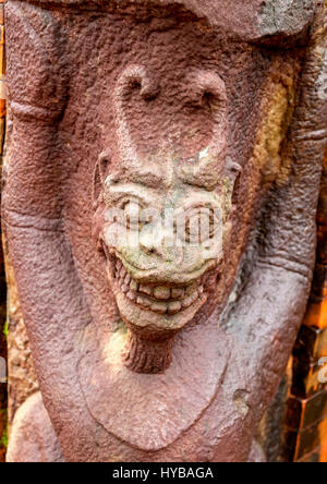 Antiken Schnitzereien am verlassenen und teilweise zerstörten Hindu-Tempel bei meinem Sohn 2 Stockfoto