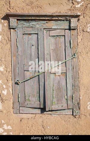 Alte Fenster mit Fensterläden, geschlossen Stockfoto