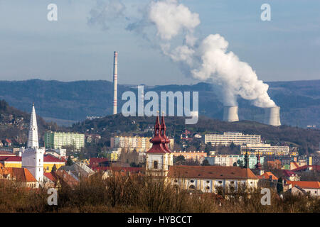 Panorama mittelalterliche Stadt mit einem Hintergrund thermischen Kraftwerk Prunerov, Kadan, Kaminrauch Tschechische Republik Energie Emissionen Europäische Luftverschmutzung Stockfoto