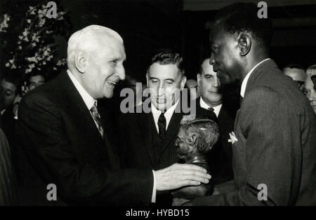 Portugiesischer Ministerpräsident Antonio De Oliveira Salazar und Josè Eduardo De Santos von Angola Stockfoto