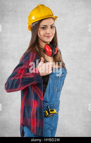Daumen Sie hoch von Arbeitnehmerin Stockfoto