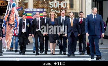 Claire Blackman, Frau eines Marine Sergeant Alexander Blackman und ihre Anhänger kommen bei den Royal Courts of Justice Stockfoto