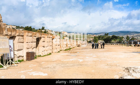 JERASH, Jordanien - 18. Februar 2012: Touristen in der Nähe von Wand des Zirkus Hippodrom in Gerasa. Griechisch-römische Stadt Gerasa (Antiochia am Golden River) wurde gefunden. Stockfoto