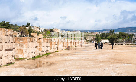 JERASH, Jordanien - 18. Februar 2012: Menschen in der Nähe von Wand des Zirkus Hippodrom in Gerasa. Griechisch-römische Stadt Gerasa (Antiochia am Golden River) wurde gegründet Stockfoto