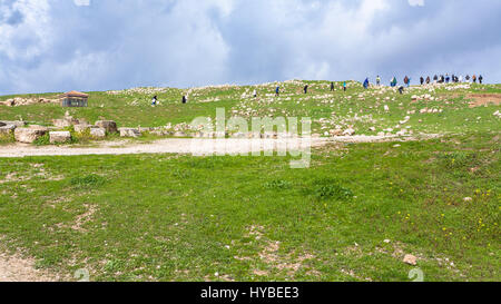 JERASH, Jordanien - 18. Februar 2012: Tourist in antiken Stadt Gerasa im Winter. Griechisch-römische Stadt Gerasa (Antiochia am Golden River) wurde von Ale gegründet. Stockfoto