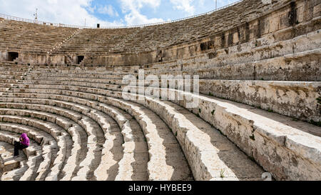 JERASH, Jordanien - 18. Februar 2012: römische großen Süden Theater in in Gerasa im Winter. Griechisch-römische Stadt Gerasa (Antiochia am Golden River) war founde Stockfoto