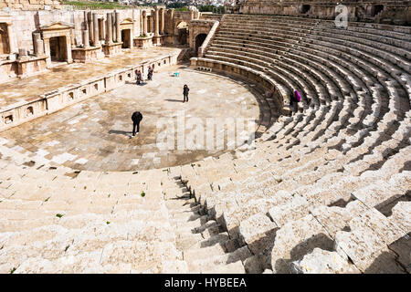 JERASH, Jordanien - 18. Februar 2012: Menschen im großen Süden Theater im Winter. Griechisch-römische Stadt Gerasa (Antiochia am Golden River) wurde von Alex gegründet. Stockfoto