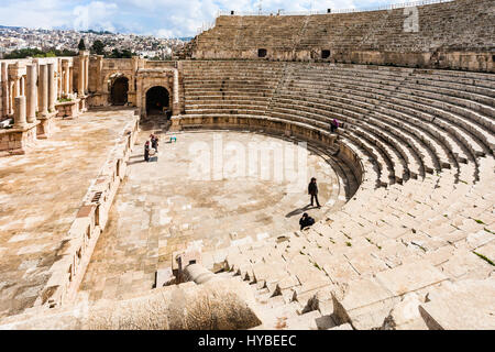 JERASH, Jordanien - 18. Februar 2012: Touristen in großen Süden Theater im Winter. Griechisch-römische Stadt Gerasa (Antiochia am Golden River) wurde von Al gegründet. Stockfoto