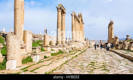 JERASH, JORDAN - 18. Februar 2012: die Menschen gehen im Cardo Maximus Straße im Winter. Griechisch-römische Stadt Gerasa (Antiochia am Golden River) wurde durch gegründet. Stockfoto