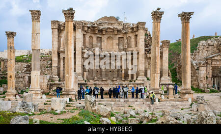 JERASH, Jordanien - 18. Februar 2012: Touristen in der Nähe von Nymphäum in Geraca Stadt im Winter. Griechisch-römische Stadt Gerasa (Antiochia am Golden River) war founde Stockfoto